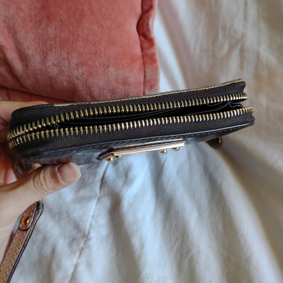 Michael Kors patent leather wallet wristlet - Picture 4 of 9